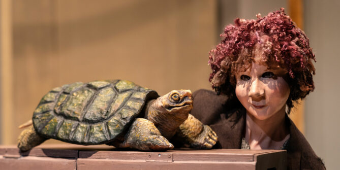 MoMo – Die Entdeckung der Zeit Nach dem Roman von Michael Ende Mit Sara Bocchini, Kenneth Philip George, Julian Murer / Ettore Chiummo, Martina Sosio Regie und Dramaturgie: Marco Cupellari PerpetuoMobileTeatro