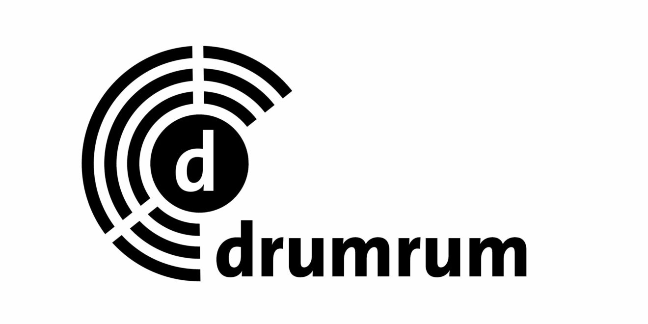 drumrum - Das neue Begleitformat ab der Spielzeit 2025/26 An ausgewählten Samstagen begleiten ausgesuchte Expert*innen unsere Vorstellungen mit Gesprächen, Impulsen und Hintergründen – rund um das Thema des Abends – rund um die ausgewählte Theateraufführung.