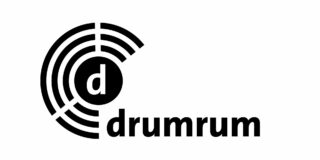Abgewandelte Version des Logos des Forum Theaters mit "d" in der Mitte und "drumrum" als Schriftzug.