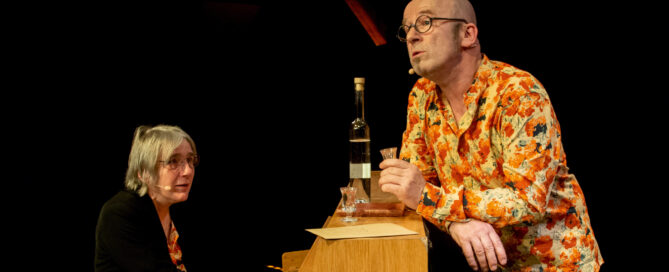 Mittendrin-Hinter-eines-Baumes-Rinde-Forum-Theater-in-Stuttgart